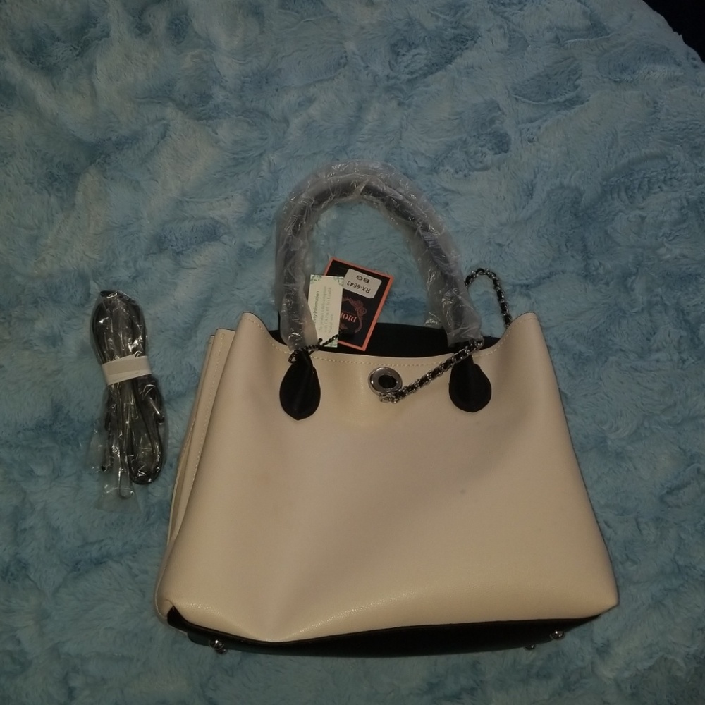 GORGEOUS LEATHER PURSE. NEW**